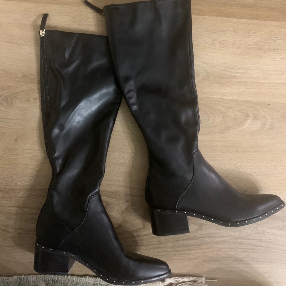 Black Pointed Studded Boots